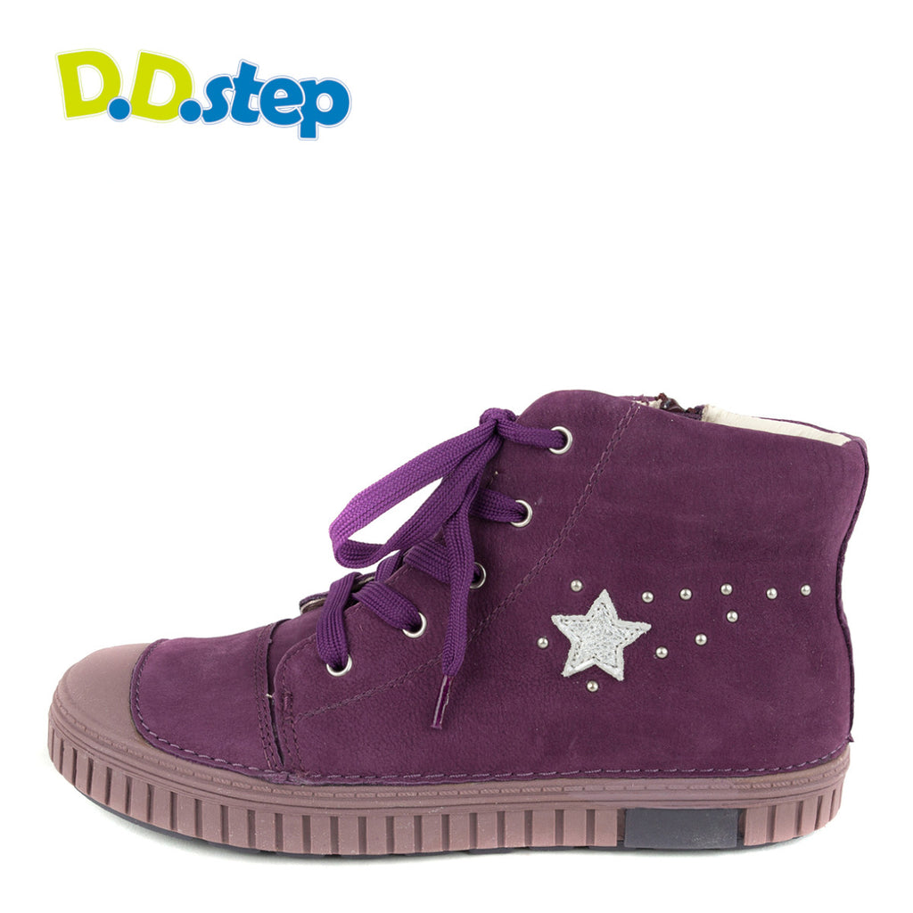 Premium quality high-top sneaker with genuine leather lining and upper purple with silver star decor. Thanks to its high level of specialization, D.D. Step knows exactly what your child’s feet need, to develop properly in the various phases of growth. The exceptional comfort these shoes provide assure the well-being and happiness of your child.