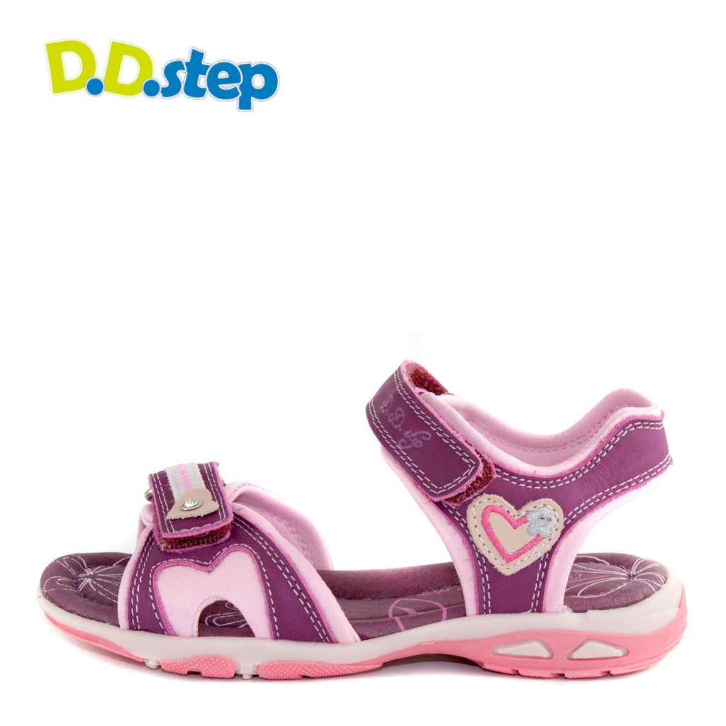 Premium quality sandals with genuine leather lining and upper purple and pink with heart. Thanks to its high level of specialization, D.D. Step knows exactly what your child’s feet need, to develop properly in the various phases of growth. The exceptional comfort these shoes provide assure the well-being and happiness of your child.