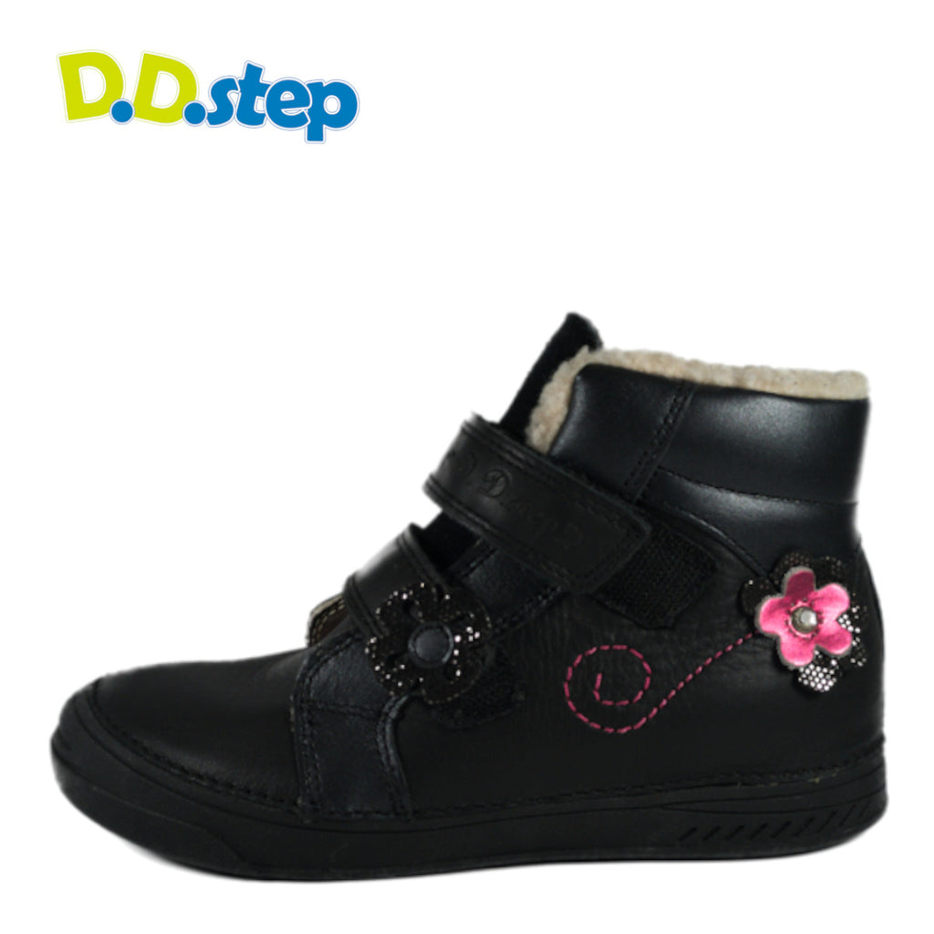 Premium quality high-top shoes with faux fur insulation and genuine leather upper in black with pink flower. Thanks to its high level of specialization, D.D. Step knows exactly what your child’s feet need, to develop properly in the various phases of growth. The exceptional comfort these shoes provide assure the well-being and happiness of your child.