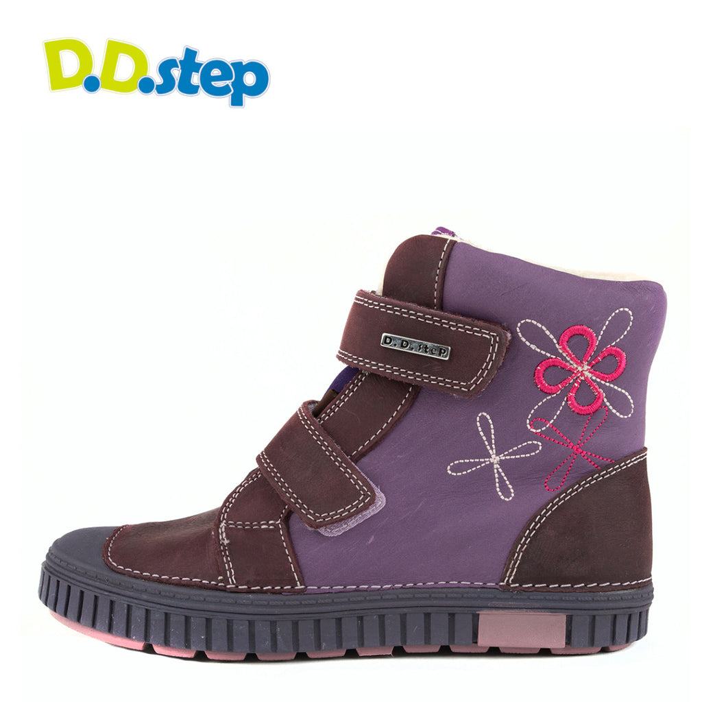Premium quality high-top shoes with faux fur insulation and genuine leather upper in violet and burgundy color. Thanks to its high level of specialization, D.D. Step knows exactly what your child’s feet need, to develop properly in the various phases of growth. The exceptional comfort these shoes provide assure the well-being and happiness of your child.