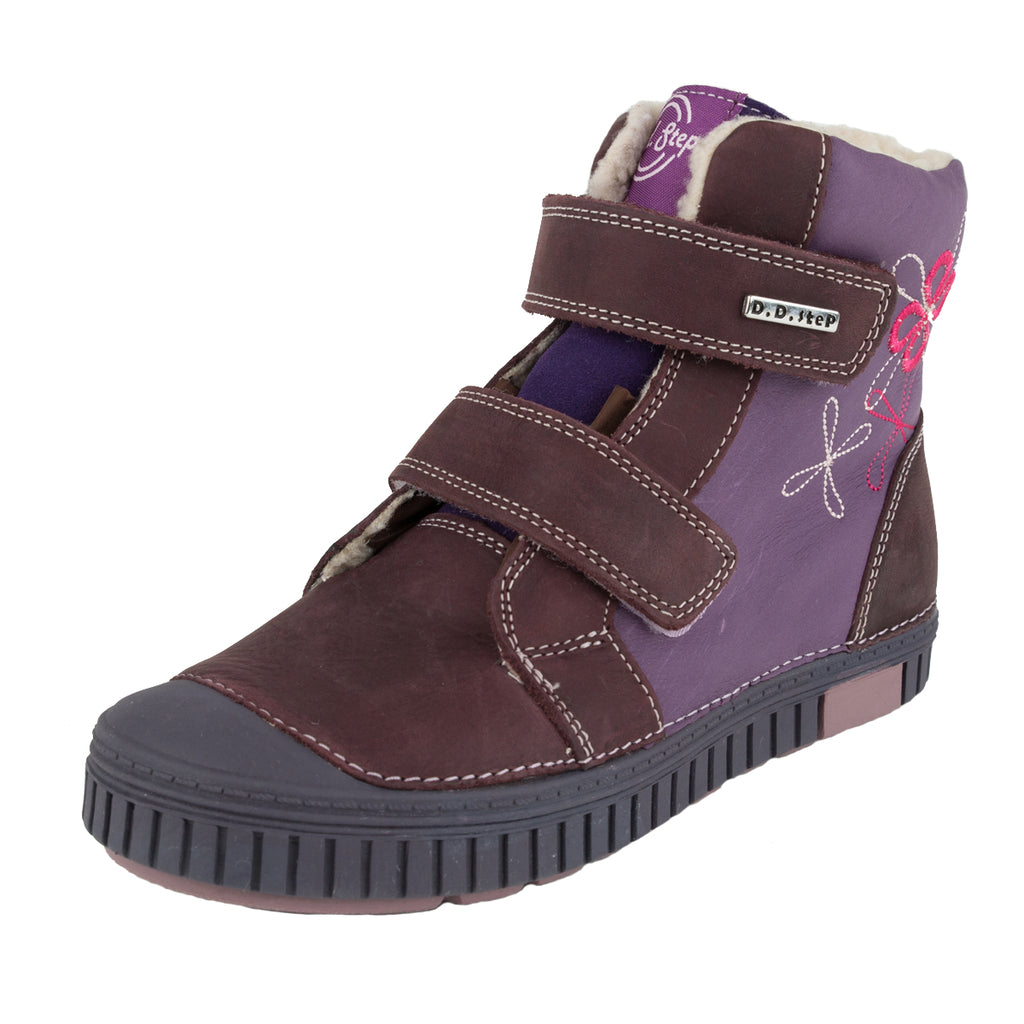 Premium quality high-top shoes with faux fur insulation and genuine leather upper in violet and burgundy color. Thanks to its high level of specialization, D.D. Step knows exactly what your child’s feet need, to develop properly in the various phases of growth. The exceptional comfort these shoes provide assure the well-being and happiness of your child.