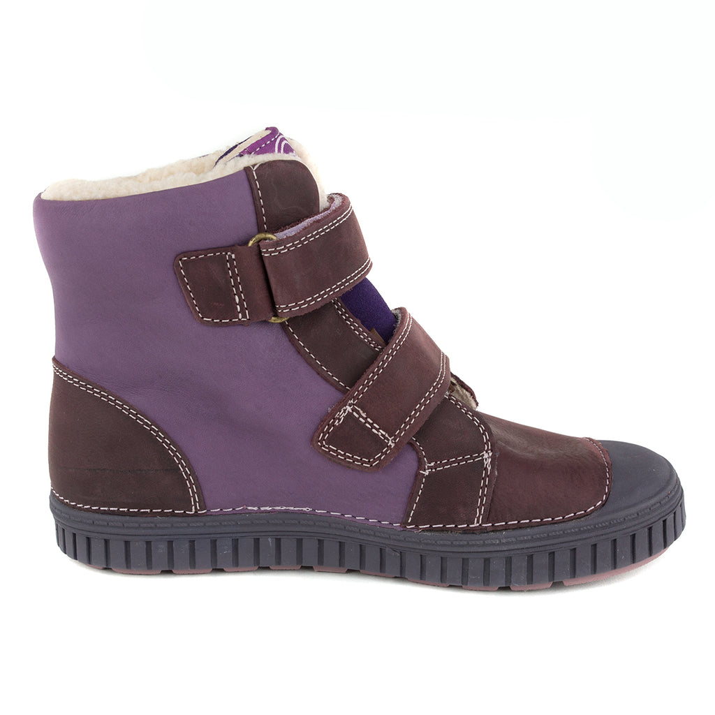 Premium quality high-top shoes with faux fur insulation and genuine leather upper in violet and burgundy color. Thanks to its high level of specialization, D.D. Step knows exactly what your child’s feet need, to develop properly in the various phases of growth. The exceptional comfort these shoes provide assure the well-being and happiness of your child.
