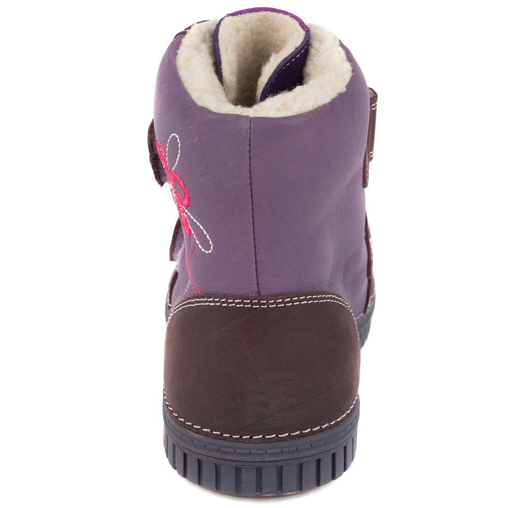 Premium quality high-top shoes with faux fur insulation and genuine leather upper in violet and burgundy color. Thanks to its high level of specialization, D.D. Step knows exactly what your child’s feet need, to develop properly in the various phases of growth. The exceptional comfort these shoes provide assure the well-being and happiness of your child.
