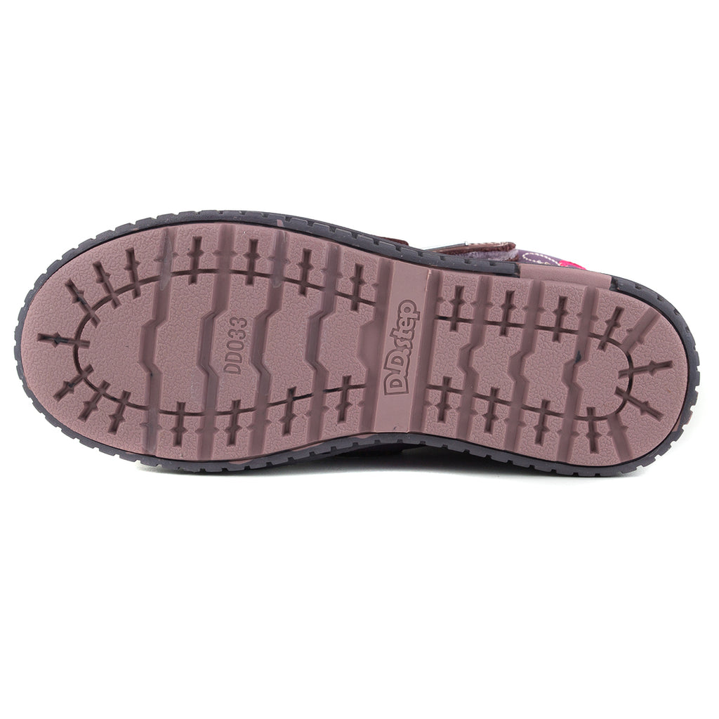 Premium quality high-top shoes with faux fur insulation and genuine leather upper in violet and burgundy color. Thanks to its high level of specialization, D.D. Step knows exactly what your child’s feet need, to develop properly in the various phases of growth. The exceptional comfort these shoes provide assure the well-being and happiness of your child.