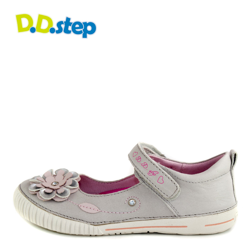 Premium quality dress shoes with genuine leather lining and upper in grey and pink with flower decor and single velcro strap. Thanks to its high level of specialization, D.D. Step knows exactly what your child’s feet need, to develop properly in the various phases of growth. The exceptional comfort these shoes provide assure the well-being and happiness of your child.