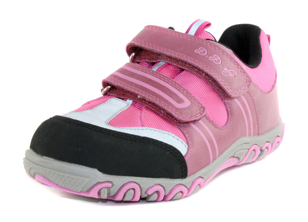 Premium quality shoes made of waterproof material and genuine leather in pink color and double velcro strap. Thanks to its high level of specialization, D.D. Step knows exactly what your child’s feet need, to develop properly in the various phases of growth. The exceptional comfort these shoes provide assure the well-being and happiness of your child.