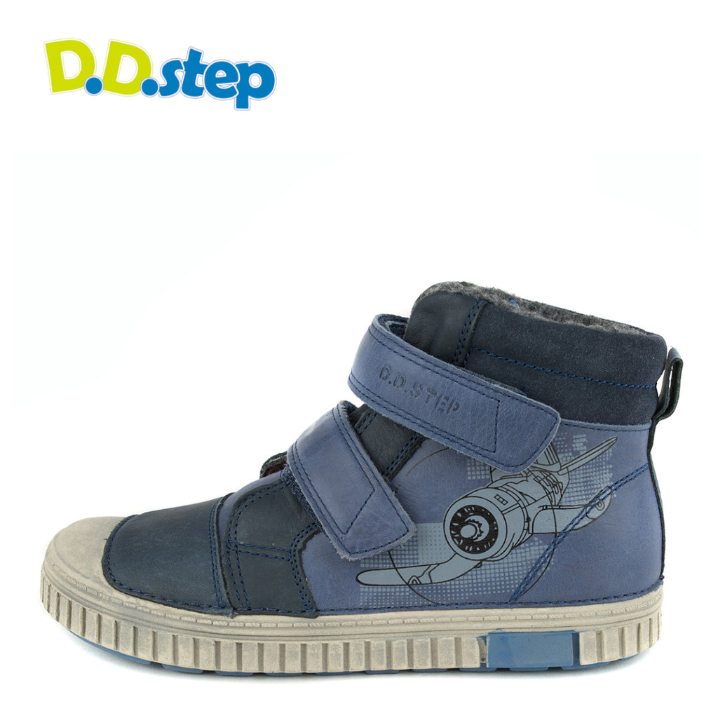 Premium quality high-top shoes with faux fur insulation and genuine leather upper in blue with aeroplane. Thanks to its high level of specialization, D.D. Step knows exactly what your child’s feet need, to develop properly in the various phases of growth. The exceptional comfort these shoes provide assure the well-being and happiness of your child.