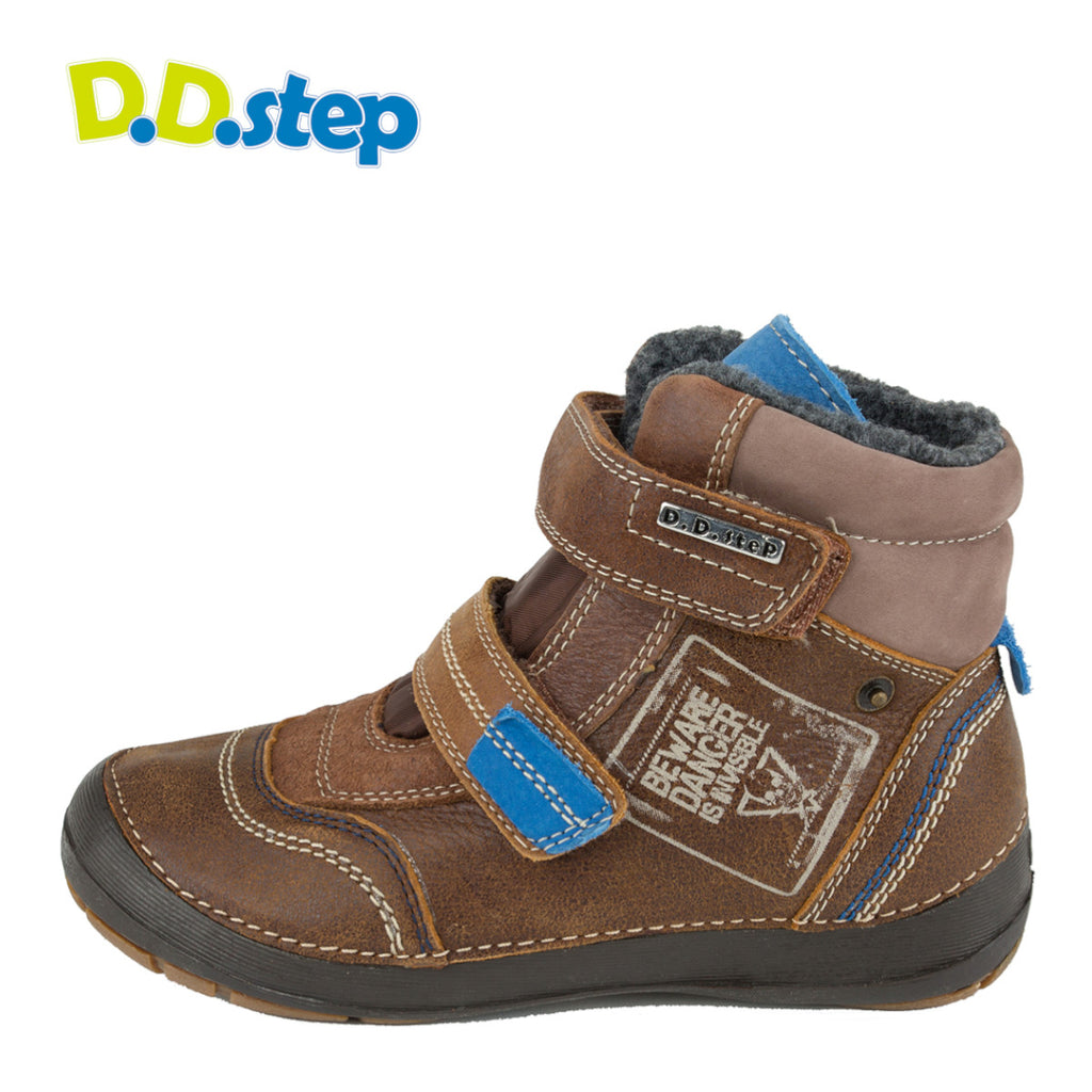 Premium quality high-top shoes with faux fur insulation and genuine leather upper in chocolate color. Thanks to its high level of specialization, D.D. Step knows exactly what your child’s feet need, to develop properly in the various phases of growth. The exceptional comfort these shoes provide assure the well-being and happiness of your child.
