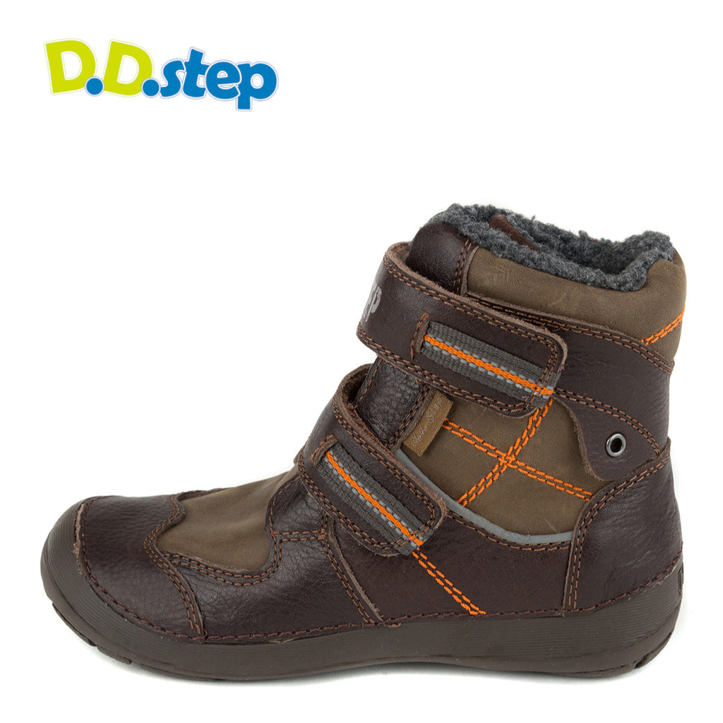 Premium quality high-top shoes with faux fur insulation and genuine leather upper in brown color. Thanks to its high level of specialization, D.D. Step knows exactly what your child’s feet need, to develop properly in the various phases of growth. The exceptional comfort these shoes provide assure the well-being and happiness of your child.