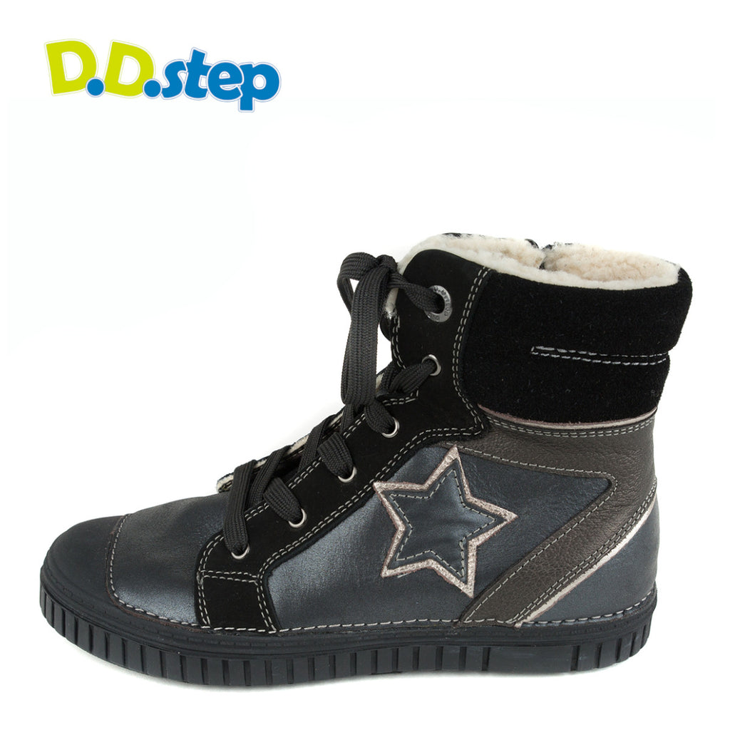 Premium quality high-top shoes with faux fur insulation and genuine leather upper in dark grey and black color with star. Thanks to its high level of specialization, D.D. Step knows exactly what your child’s feet need, to develop properly in the various phases of growth. The exceptional comfort these shoes provide assure the well-being and happiness of your child.