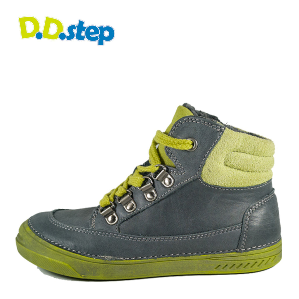 Premium quality high-top shoes with faux fur insulation and genuine leather upper in grey with neon green. Thanks to its high level of specialization, D.D. Step knows exactly what your child’s feet need, to develop properly in the various phases of growth. The exceptional comfort these shoes provide assure the well-being and happiness of your child.