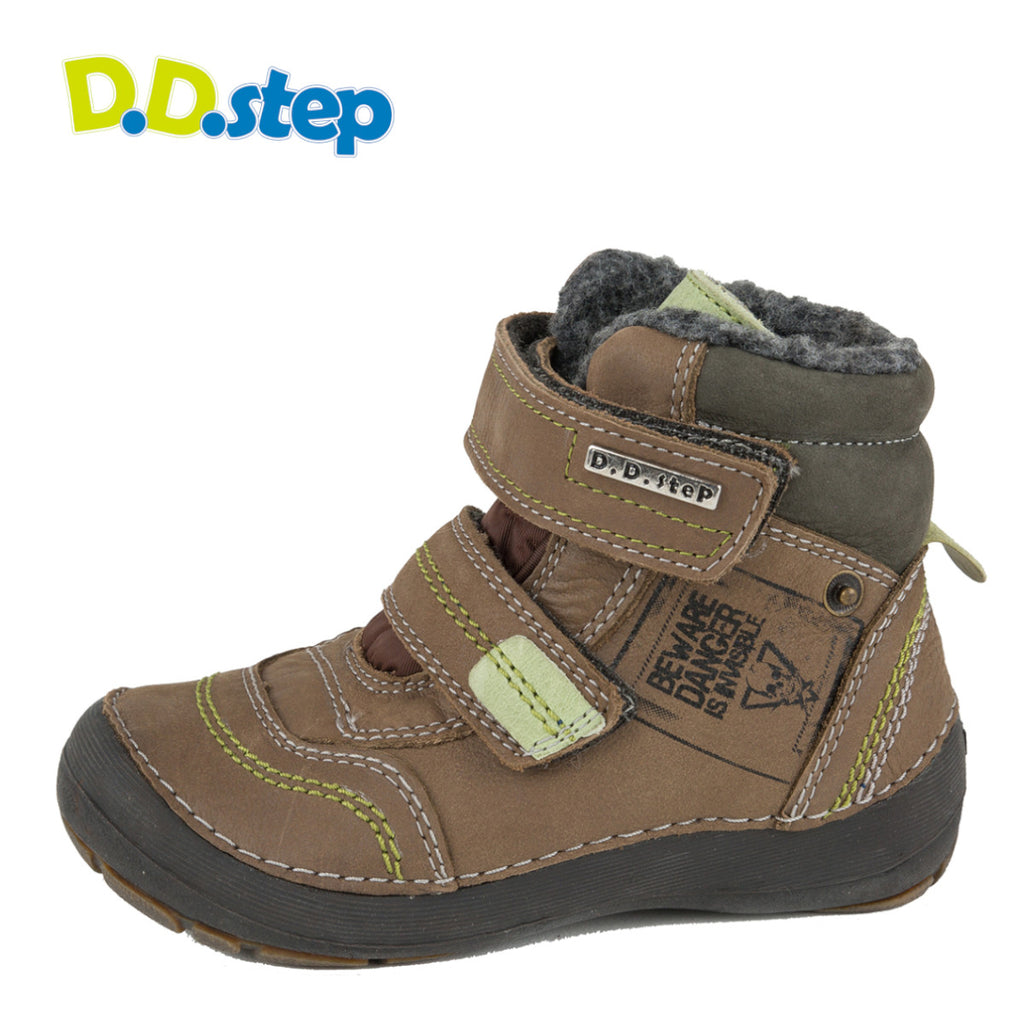 Premium quality high-top shoes with faux fur insulation and genuine leather upper in light brown color. Thanks to its high level of specialization, D.D. Step knows exactly what your child’s feet need, to develop properly in the various phases of growth. The exceptional comfort these shoes provide assure the well-being and happiness of your child.