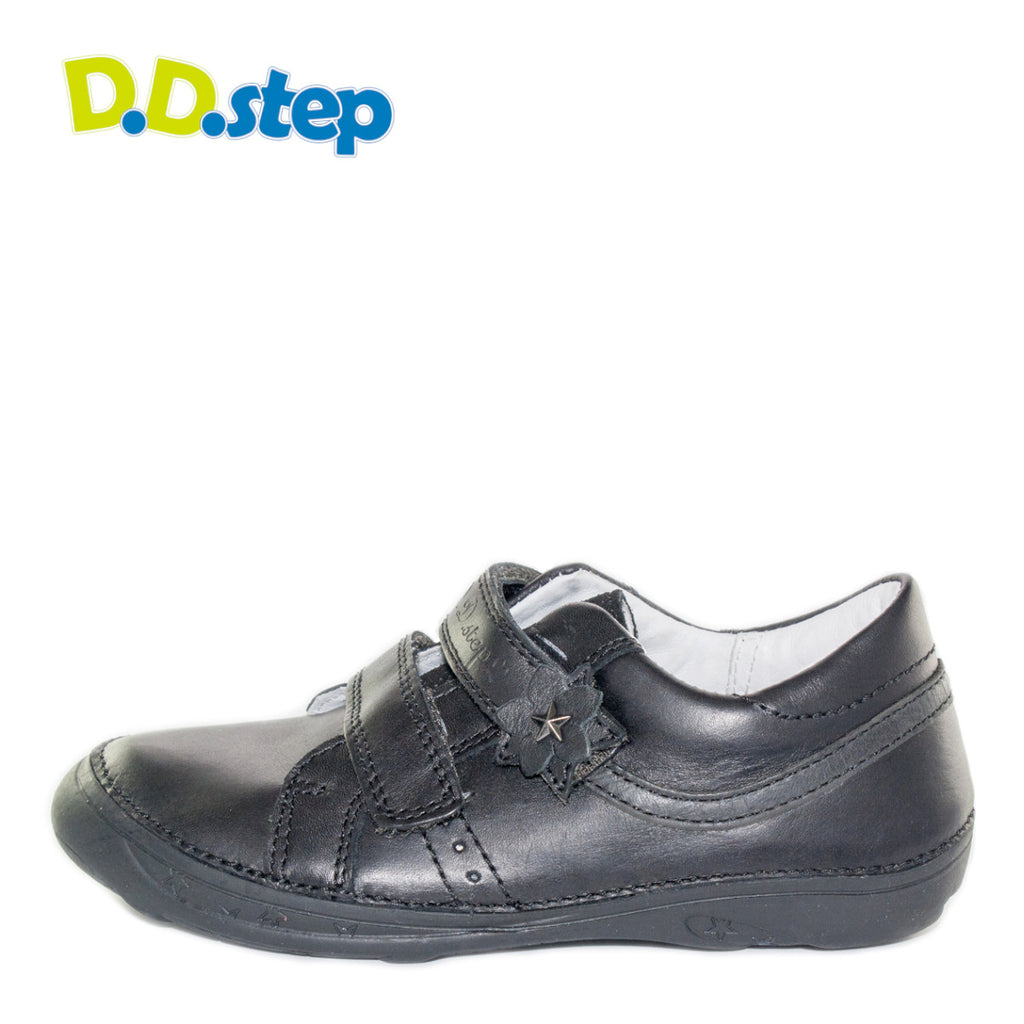 Premium quality shoes with genuine leather lining and upper in shiny black with double velcro strap. Thanks to its high level of specialization, D.D. Step knows exactly what your child’s feet need, to develop properly in the various phases of growth. The exceptional comfort these shoes provide assure the well-being and happiness of your child.