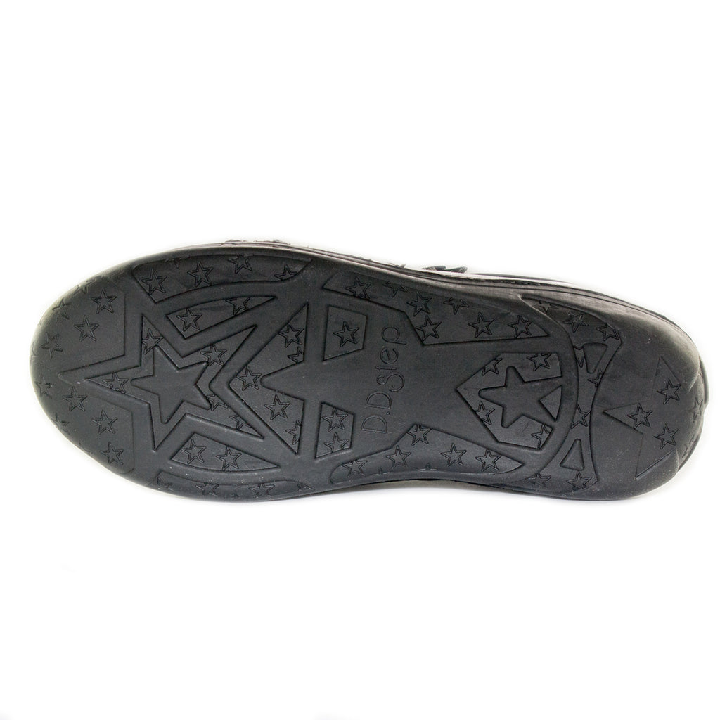 Premium quality shoes with genuine leather lining and upper in shiny black with double velcro strap. Thanks to its high level of specialization, D.D. Step knows exactly what your child’s feet need, to develop properly in the various phases of growth. The exceptional comfort these shoes provide assure the well-being and happiness of your child.