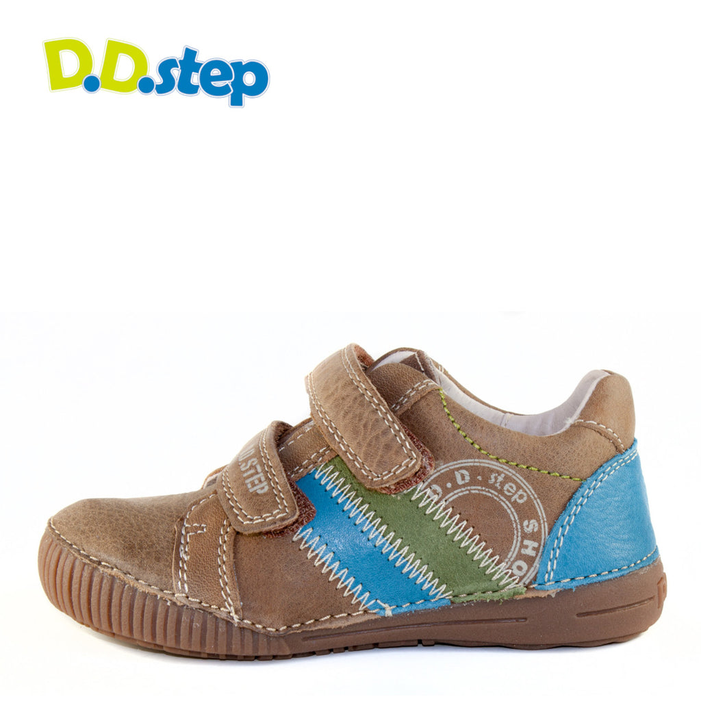 Premium quality sneaker with genuine leather lining and upper brown with blue and green stripe. Thanks to its high level of specialization, D.D. Step knows exactly what your child’s feet need, to develop properly in the various phases of growth. The exceptional comfort these shoes provide assure the well-being and happiness of your child.