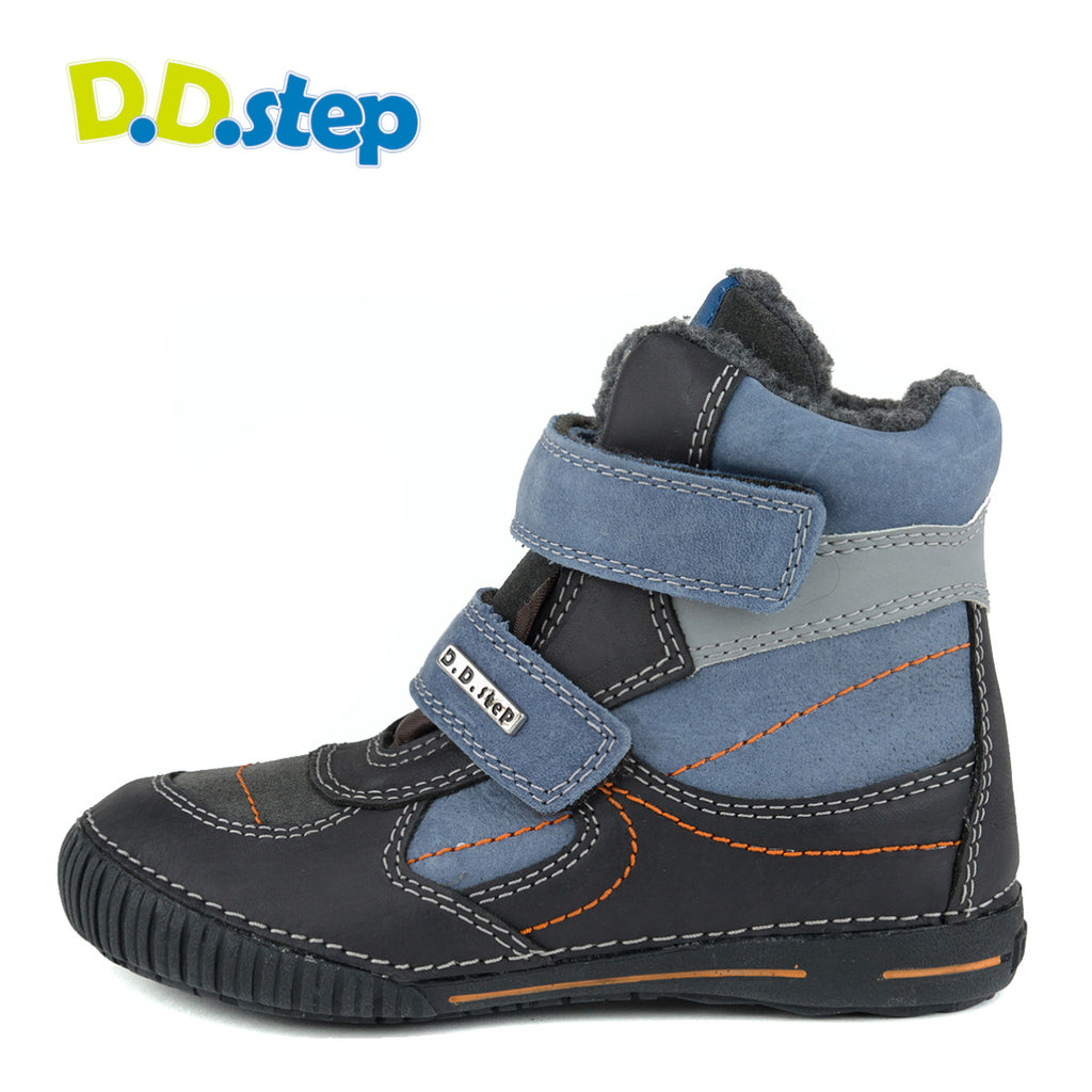 Premium quality high-top shoes with faux fur insulation and genuine leather upper in bermuda blue and black. Thanks to its high level of specialization, D.D. Step knows exactly what your child’s feet need, to develop properly in the various phases of growth. The exceptional comfort these shoes provide assure the well-being and happiness of your child.