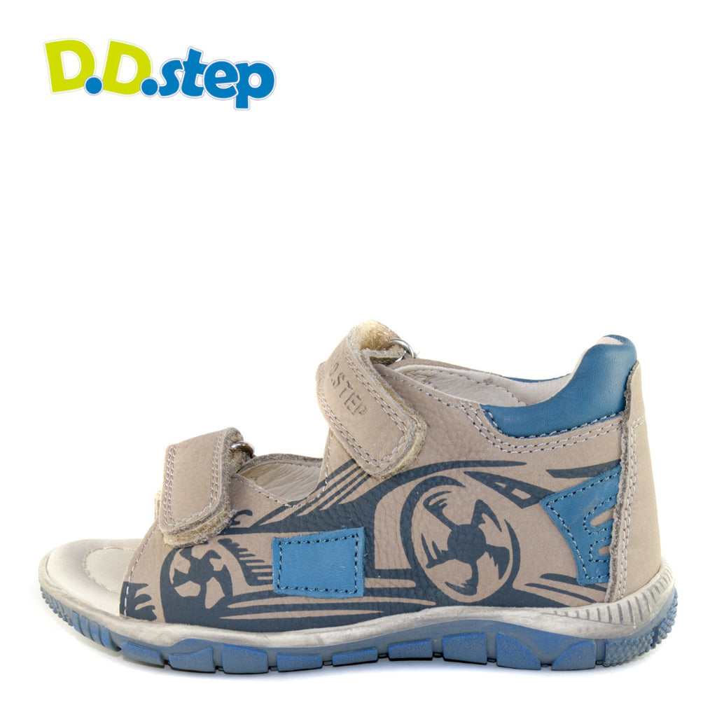 Premium quality sandals with genuine leather lining and upper in beige with race car pattern and double strap. Thanks to its high level of specialization, D.D. Step knows exactly what your child’s feet need, to develop properly in the various phases of growth. The exceptional comfort these shoes provide assure the well-being and happiness of your child.