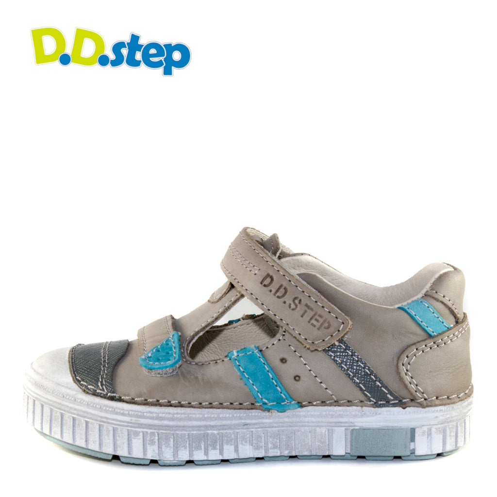 Premium quality closed toe sandals with genuine leather lining and upper in grey with blue stripe and double velcro strap. Thanks to its high level of specialization, D.D. Step knows exactly what your child’s feet need, to develop properly in the various phases of growth. The exceptional comfort these shoes provide assure the well-being and happiness of your child.
