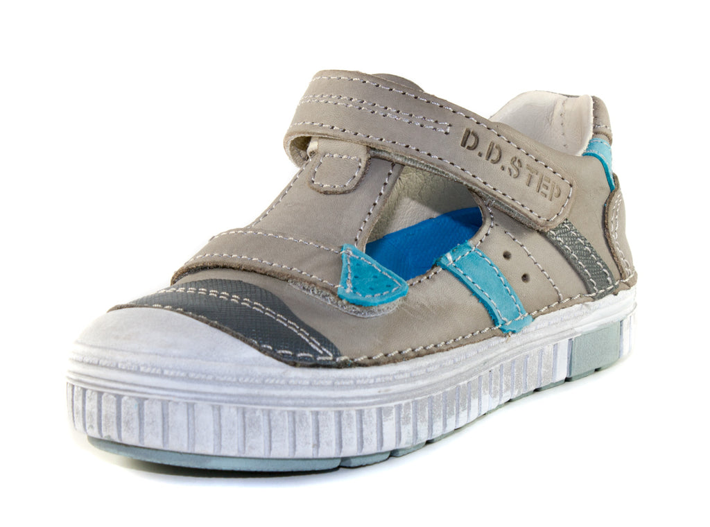 Premium quality closed toe sandals with genuine leather lining and upper in grey with blue stripe and double velcro strap. Thanks to its high level of specialization, D.D. Step knows exactly what your child’s feet need, to develop properly in the various phases of growth. The exceptional comfort these shoes provide assure the well-being and happiness of your child. 