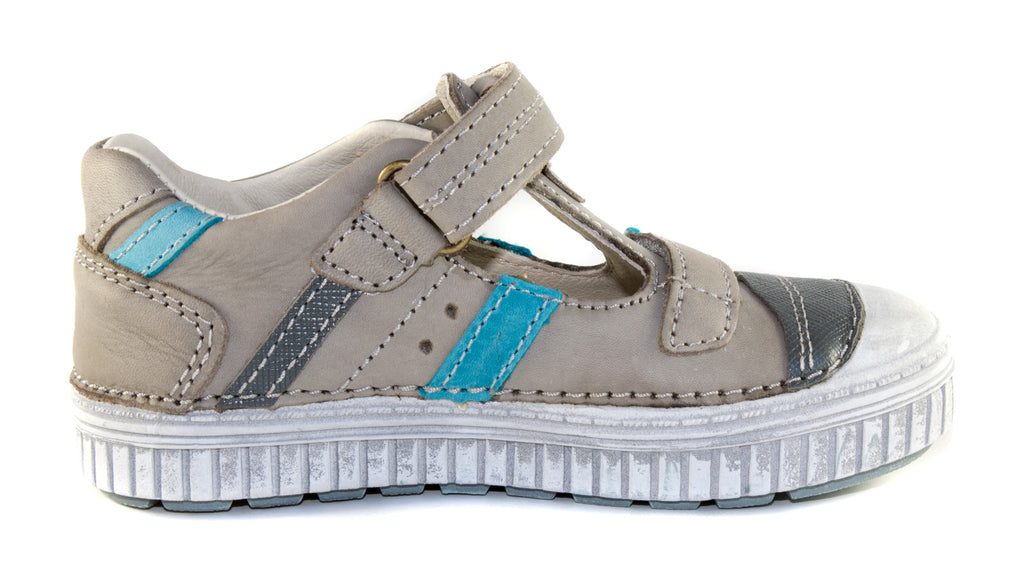 Premium quality closed toe sandals with genuine leather lining and upper in grey with blue stripe and double velcro strap. Thanks to its high level of specialization, D.D. Step knows exactly what your child’s feet need, to develop properly in the various phases of growth. The exceptional comfort these shoes provide assure the well-being and happiness of your child. 