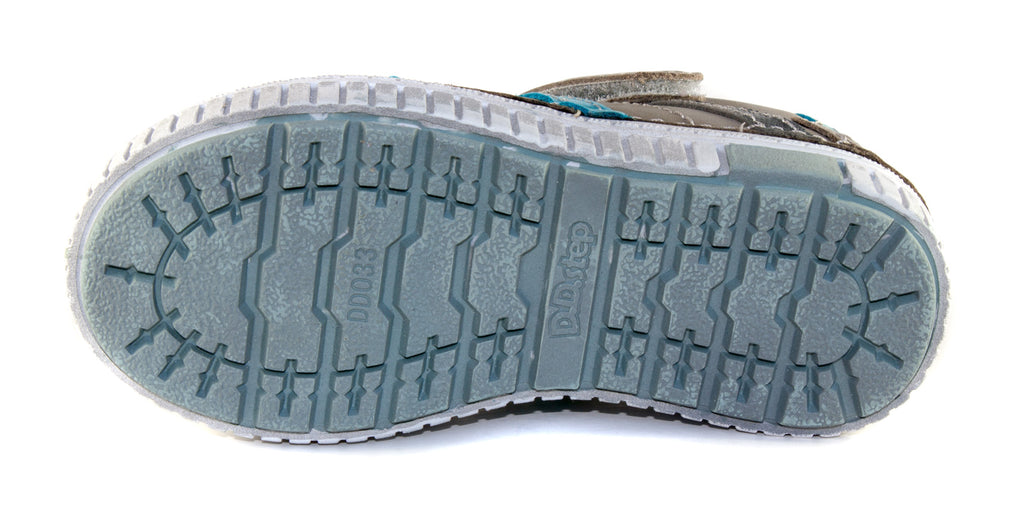Premium quality closed toe sandals with genuine leather lining and upper in grey with blue stripe and double velcro strap. Thanks to its high level of specialization, D.D. Step knows exactly what your child’s feet need, to develop properly in the various phases of growth. The exceptional comfort these shoes provide assure the well-being and happiness of your child. 