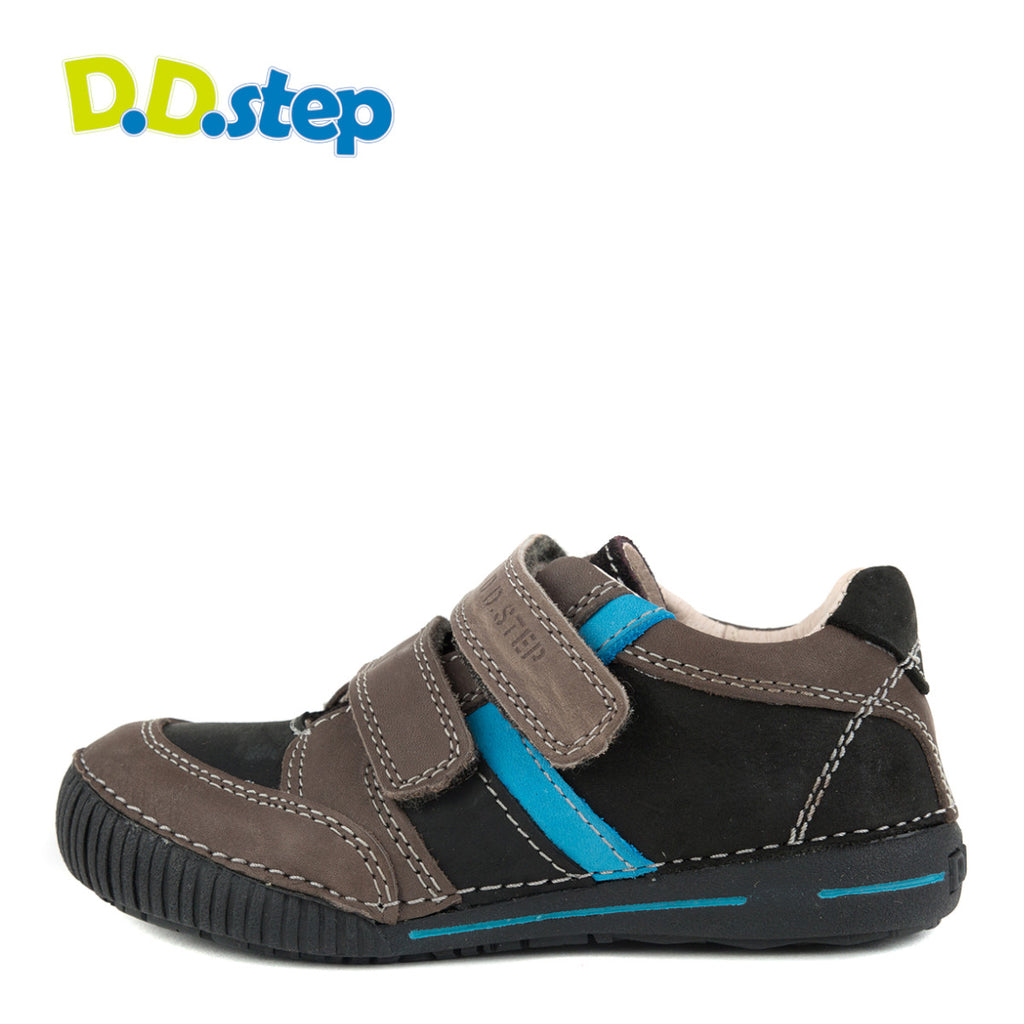 Premium quality sneaker with genuine leather lining and upper black and brown with blue stripe. Thanks to its high level of specialization, D.D. Step knows exactly what your child’s feet need, to develop properly in the various phases of growth. The exceptional comfort these shoes provide assure the well-being and happiness of your child.