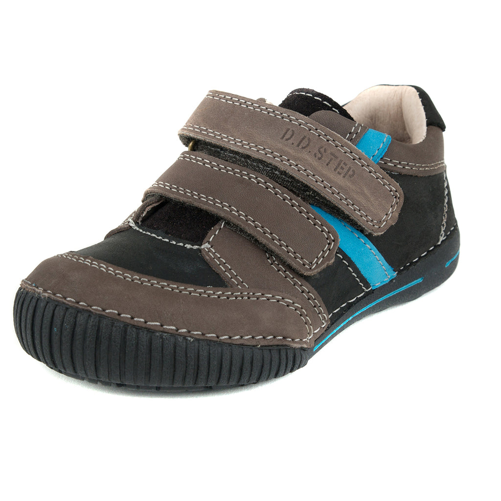 Premium quality sneaker with genuine leather lining and upper black and brown with blue stripe. Thanks to its high level of specialization, D.D. Step knows exactly what your child’s feet need, to develop properly in the various phases of growth. The exceptional comfort these shoes provide assure the well-being and happiness of your child.