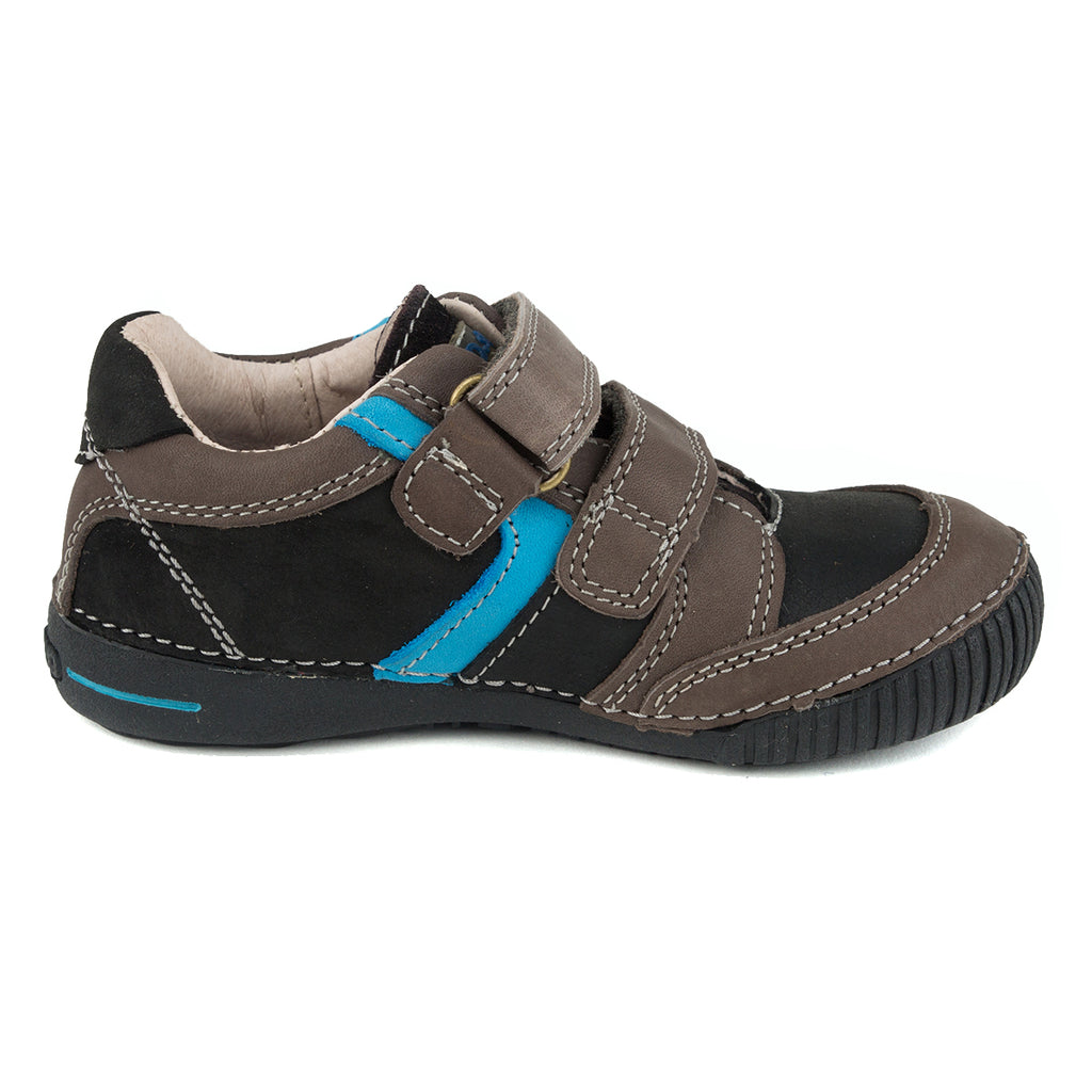 Premium quality sneaker with genuine leather lining and upper black and brown with blue stripe. Thanks to its high level of specialization, D.D. Step knows exactly what your child’s feet need, to develop properly in the various phases of growth. The exceptional comfort these shoes provide assure the well-being and happiness of your child.