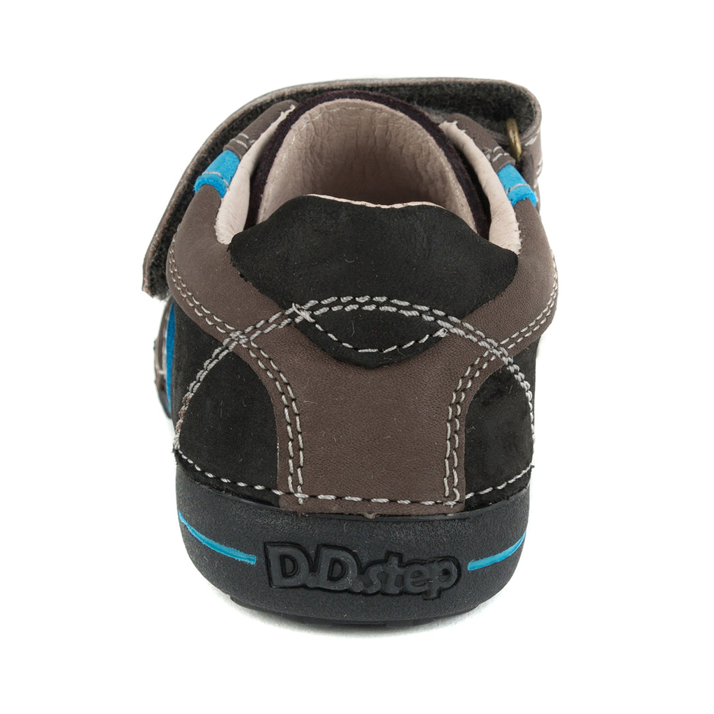 Premium quality sneaker with genuine leather lining and upper black and brown with blue stripe. Thanks to its high level of specialization, D.D. Step knows exactly what your child’s feet need, to develop properly in the various phases of growth. The exceptional comfort these shoes provide assure the well-being and happiness of your child.