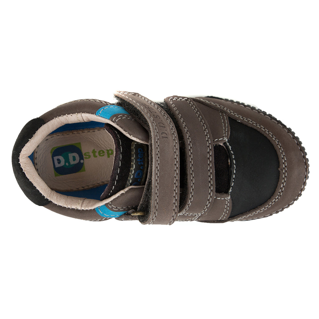 Premium quality sneaker with genuine leather lining and upper black and brown with blue stripe. Thanks to its high level of specialization, D.D. Step knows exactly what your child’s feet need, to develop properly in the various phases of growth. The exceptional comfort these shoes provide assure the well-being and happiness of your child.