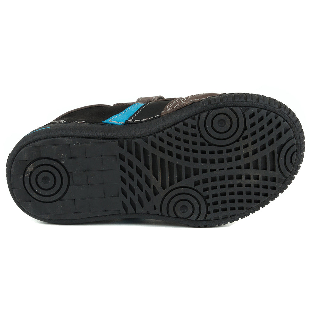 Premium quality sneaker with genuine leather lining and upper black and brown with blue stripe. Thanks to its high level of specialization, D.D. Step knows exactly what your child’s feet need, to develop properly in the various phases of growth. The exceptional comfort these shoes provide assure the well-being and happiness of your child.