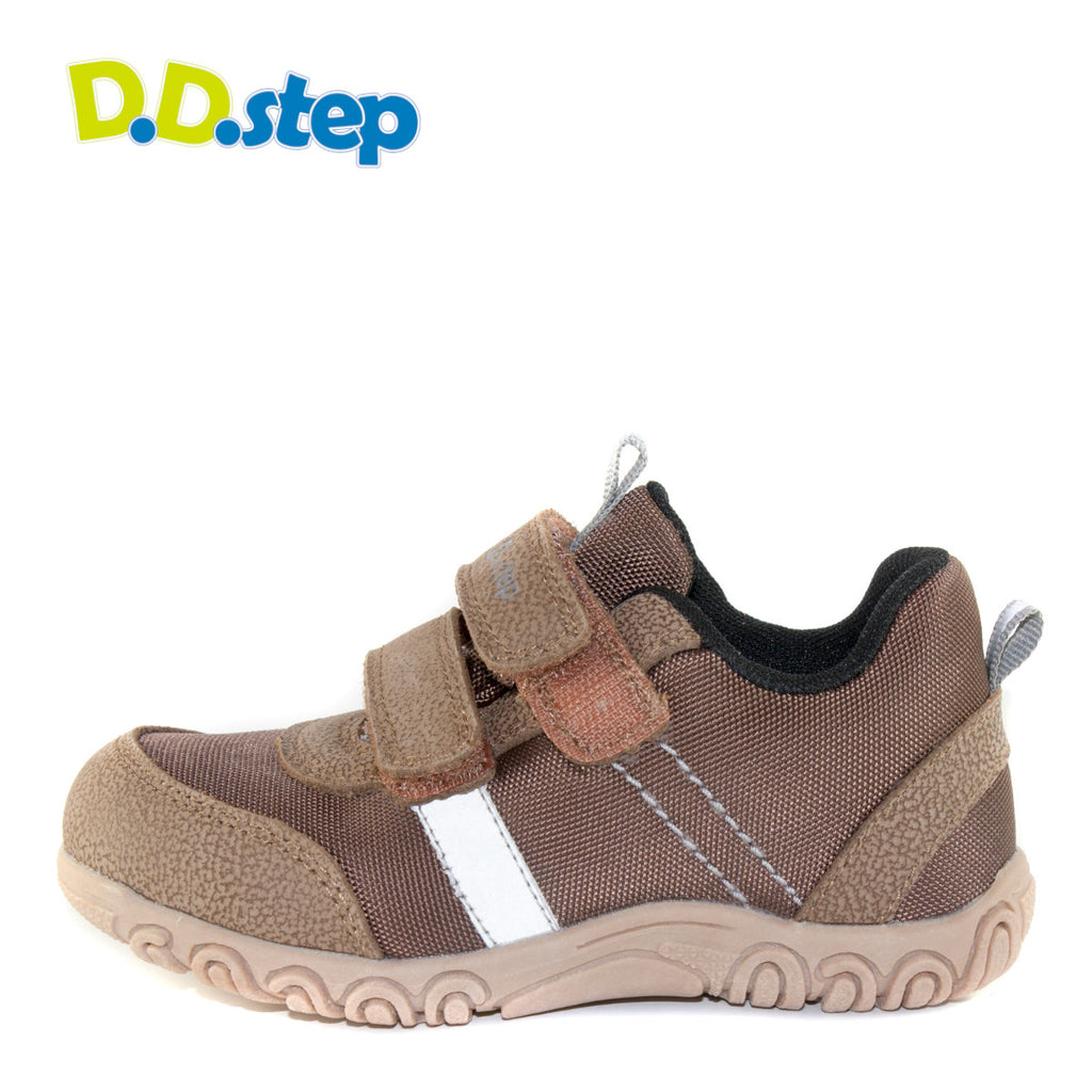 Premium quality shoes made of waterproof material and genuine leather in chocolate color and double velcro strap. Thanks to its high level of specialization, D.D. Step knows exactly what your child’s feet need, to develop properly in the various phases of growth. The exceptional comfort these shoes provide assure the well-being and happiness of your child.