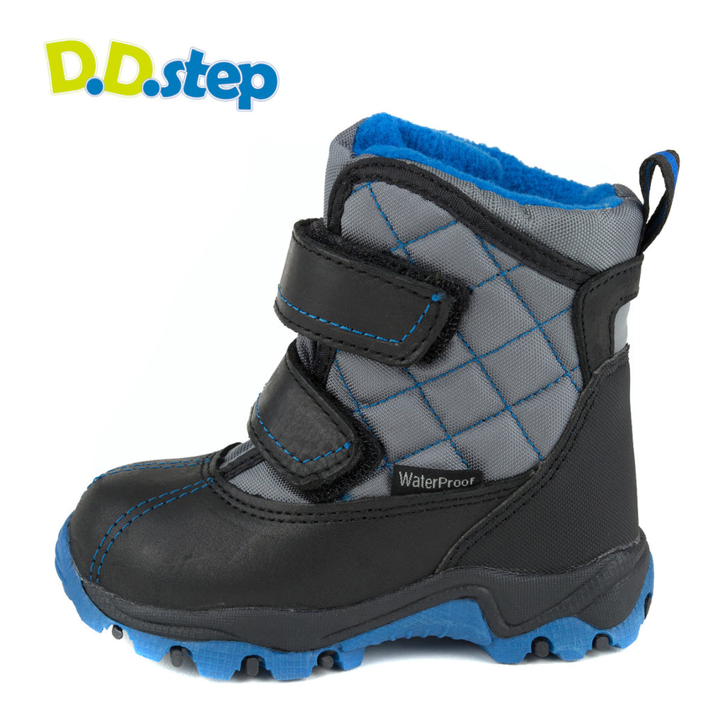 Premium quality snowboots with fleece insulation and waterproof upper with royal blue plaid pattern. Thanks to its high level of specialization, D.D. Step knows exactly what your child’s feet need, to develop properly in the various phases of growth. The exceptional comfort these shoes provide assure the well-being and happiness of your child.