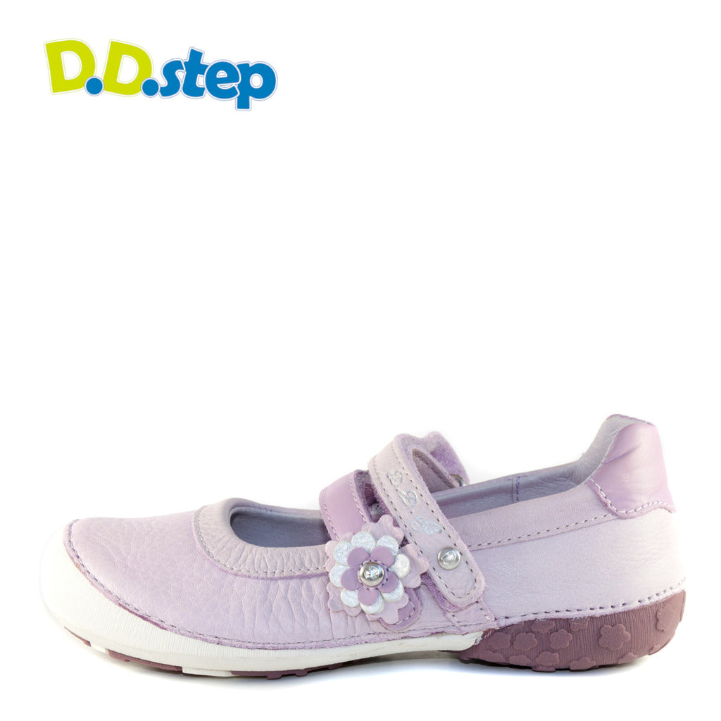 Premium quality dress shoes with genuine leather lining and upper in violet with flower decor and double velcro strap. Thanks to its high level of specialization, D.D. Step knows exactly what your child’s feet need, to develop properly in the various phases of growth. The exceptional comfort these shoes provide assure the well-being and happiness of your child.