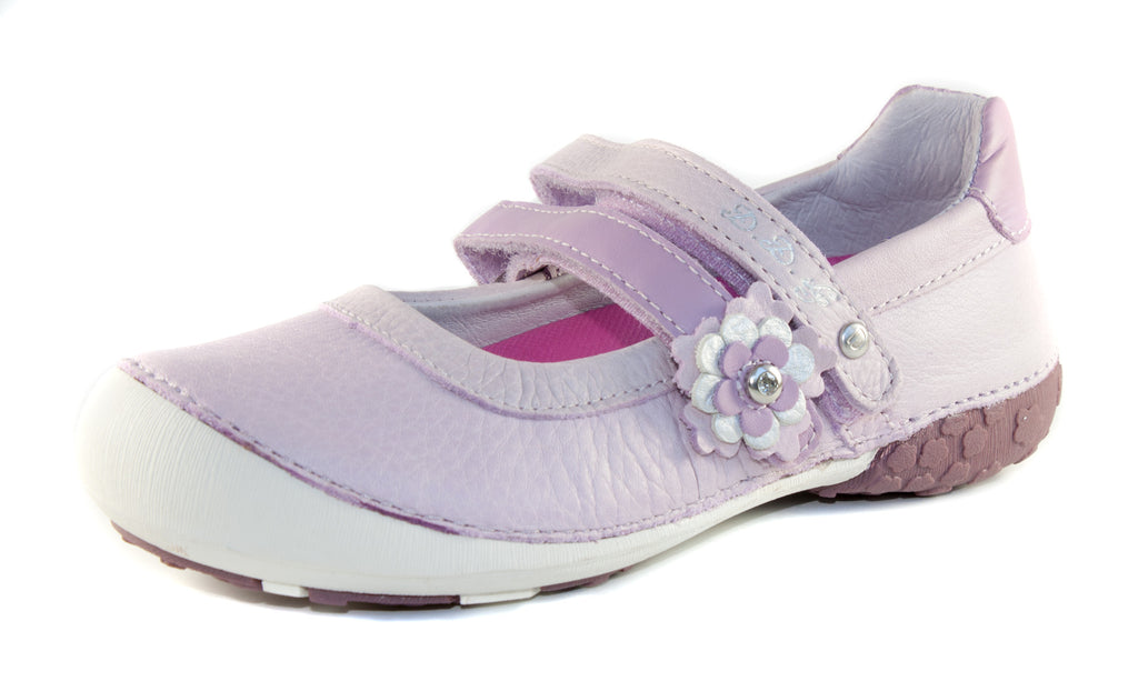 Premium quality dress shoes with genuine leather lining and upper in violet with flower decor and double velcro strap. Thanks to its high level of specialization, D.D. Step knows exactly what your child’s feet need, to develop properly in the various phases of growth. The exceptional comfort these shoes provide assure the well-being and happiness of your child.