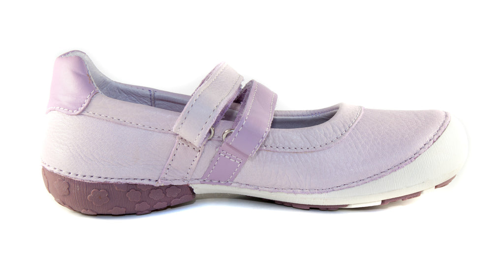 Premium quality dress shoes with genuine leather lining and upper in violet with flower decor and double velcro strap. Thanks to its high level of specialization, D.D. Step knows exactly what your child’s feet need, to develop properly in the various phases of growth. The exceptional comfort these shoes provide assure the well-being and happiness of your child.