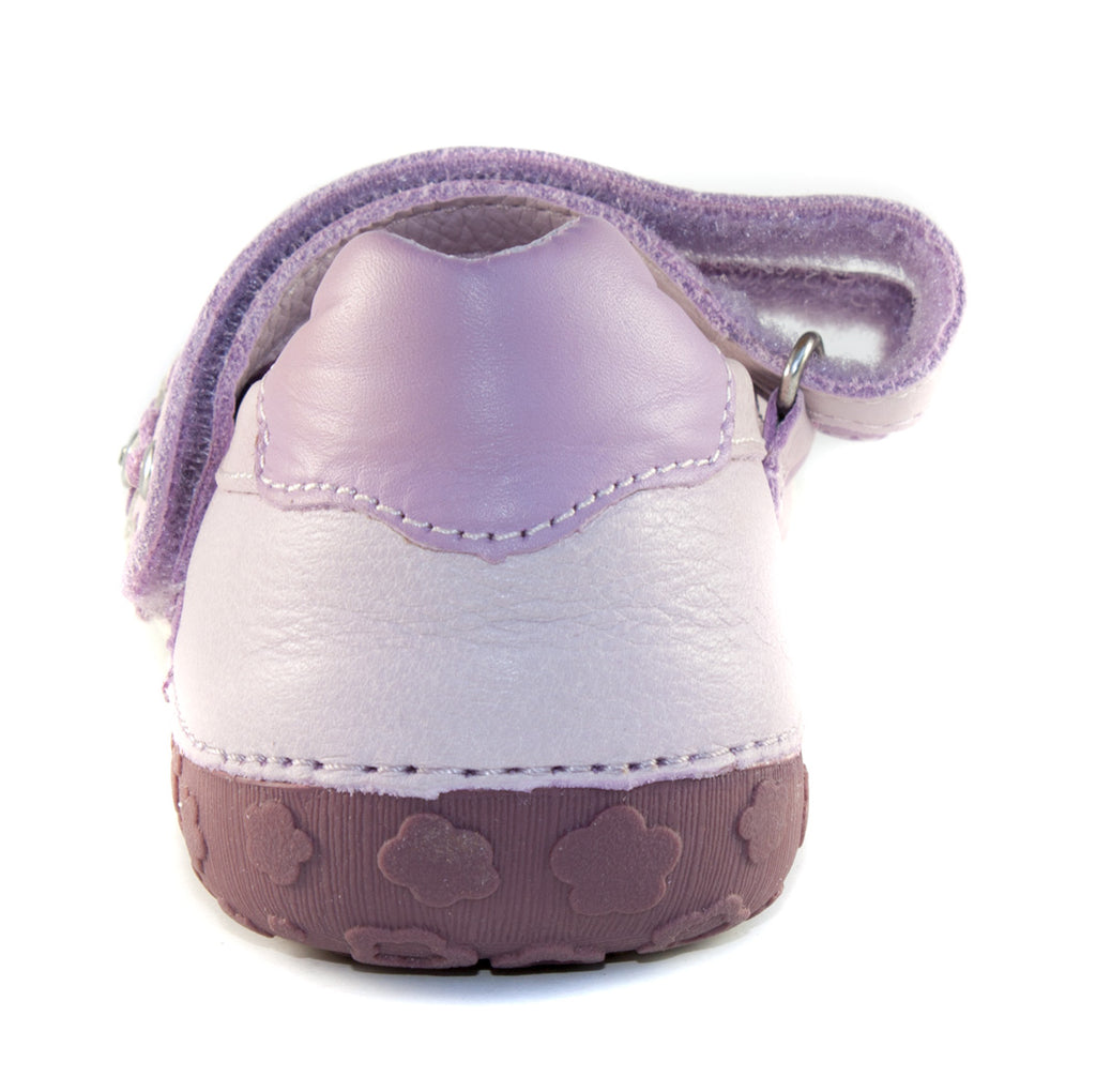 Premium quality dress shoes with genuine leather lining and upper in violet with flower decor and double velcro strap. Thanks to its high level of specialization, D.D. Step knows exactly what your child’s feet need, to develop properly in the various phases of growth. The exceptional comfort these shoes provide assure the well-being and happiness of your child.