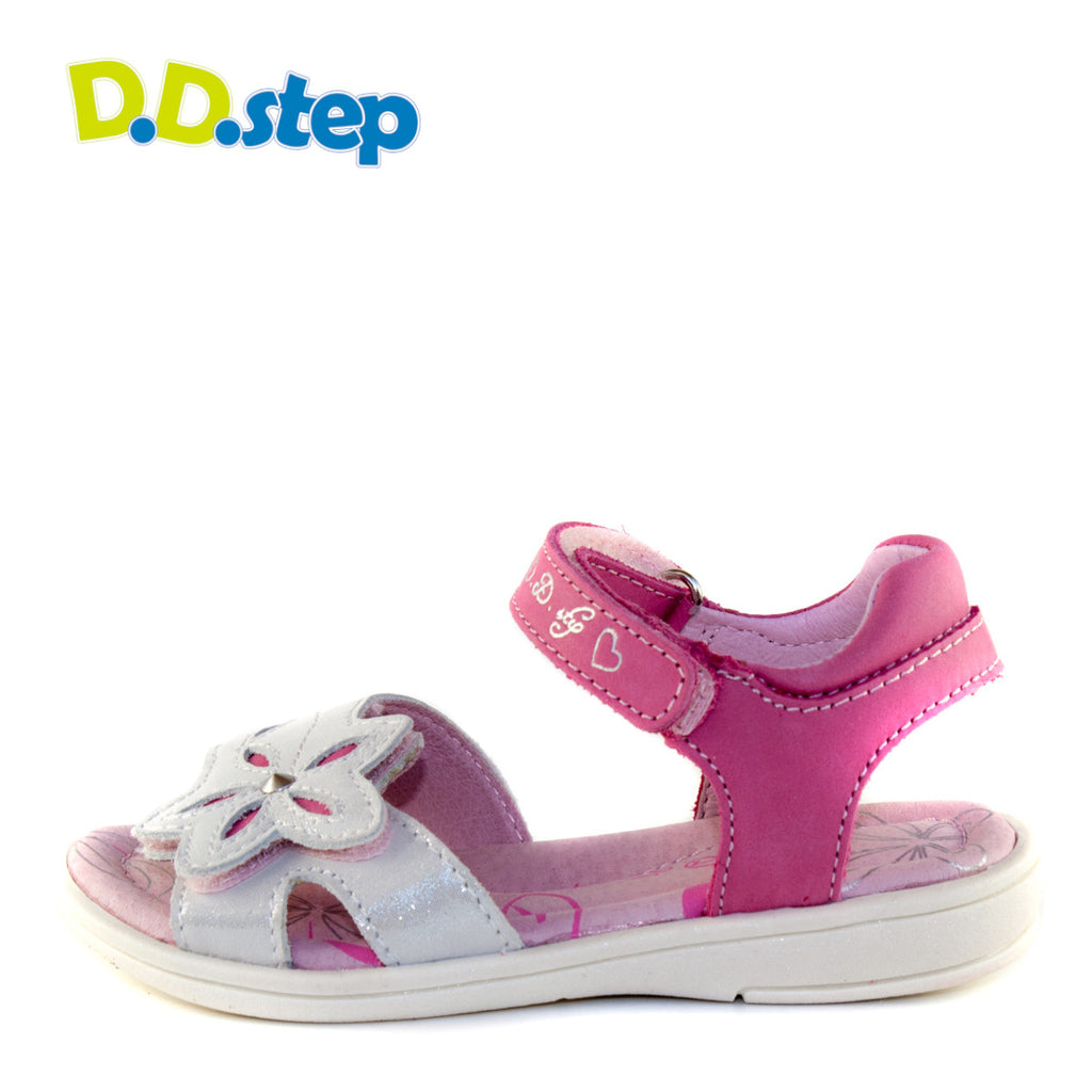 Premium quality sandals with genuine leather lining and upper in pink and shiny white with flower decor and double velcro strap. Thanks to its high level of specialization, D.D. Step knows exactly what your child’s feet need, to develop properly in the various phases of growth. The exceptional comfort these shoes provide assure the well-being and happiness of your child.