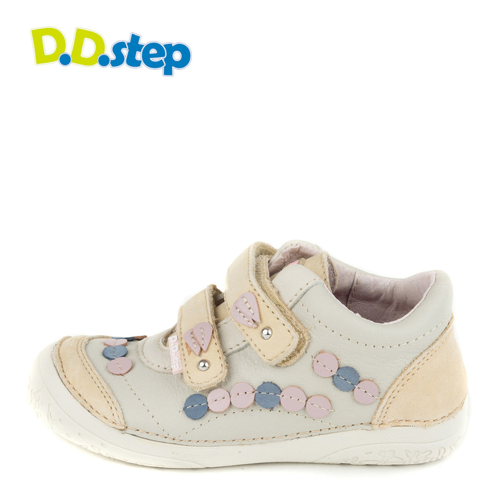 Premium quality shoes with genuine leather lining and upper in beige with dots and double velcro strap. Thanks to its high level of specialization, D.D. Step knows exactly what your child’s feet need, to develop properly in the various phases of growth. The exceptional comfort these shoes provide assure the well-being and happiness of your child.