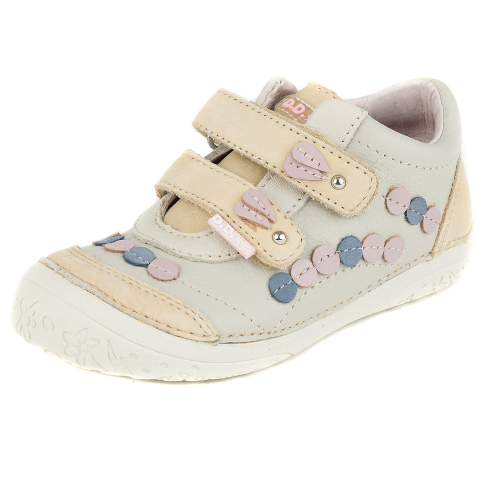 Premium quality shoes with genuine leather lining and upper in beige with dots and double velcro strap. Thanks to its high level of specialization, D.D. Step knows exactly what your child’s feet need, to develop properly in the various phases of growth. The exceptional comfort these shoes provide assure the well-being and happiness of your child.