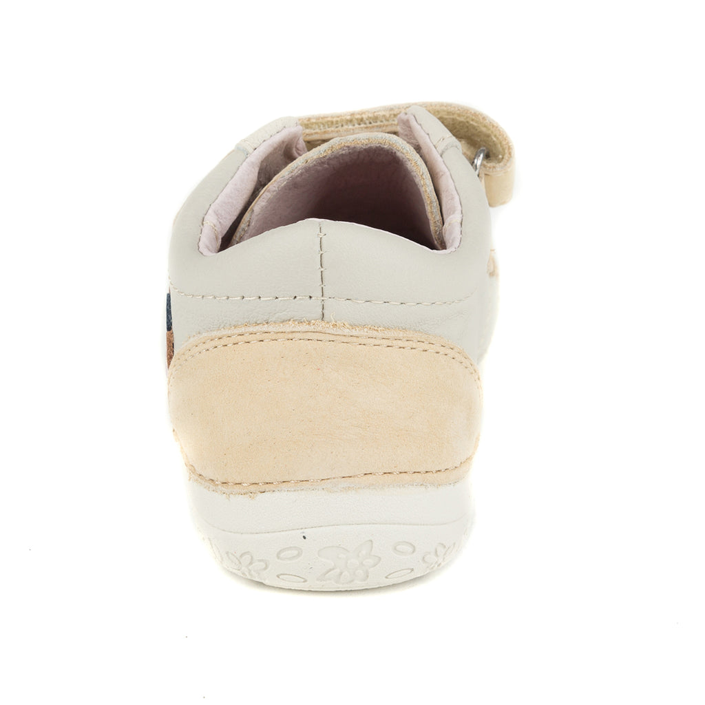 Premium quality shoes with genuine leather lining and upper in beige with dots and double velcro strap. Thanks to its high level of specialization, D.D. Step knows exactly what your child’s feet need, to develop properly in the various phases of growth. The exceptional comfort these shoes provide assure the well-being and happiness of your child.
