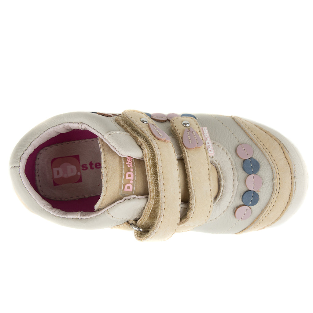 Premium quality shoes with genuine leather lining and upper in beige with dots and double velcro strap. Thanks to its high level of specialization, D.D. Step knows exactly what your child’s feet need, to develop properly in the various phases of growth. The exceptional comfort these shoes provide assure the well-being and happiness of your child.
