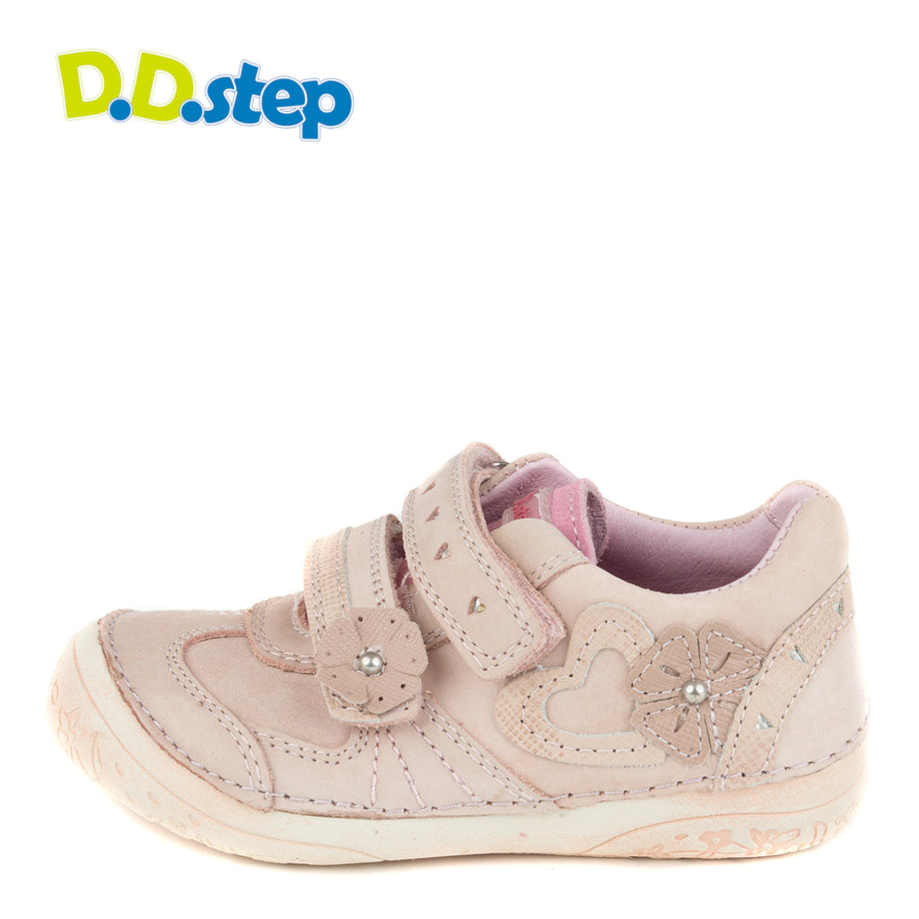 Premium quality shoes with genuine leather lining and upper in light pink with flower decor and double velcro strap. Thanks to its high level of specialization, D.D. Step knows exactly what your child’s feet need, to develop properly in the various phases of growth. The exceptional comfort these shoes provide assure the well-being and happiness of your child.