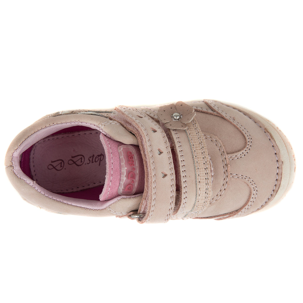 Premium quality shoes with genuine leather lining and upper in light pink with flower decor and double velcro strap. Thanks to its high level of specialization, D.D. Step knows exactly what your child’s feet need, to develop properly in the various phases of growth. The exceptional comfort these shoes provide assure the well-being and happiness of your child.