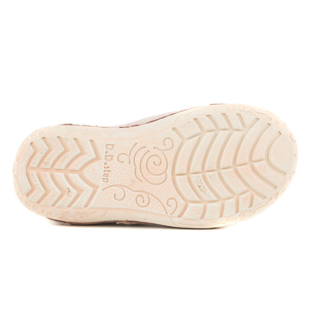Premium quality shoes with genuine leather lining and upper in light pink with flower decor and double velcro strap. Thanks to its high level of specialization, D.D. Step knows exactly what your child’s feet need, to develop properly in the various phases of growth. The exceptional comfort these shoes provide assure the well-being and happiness of your child.