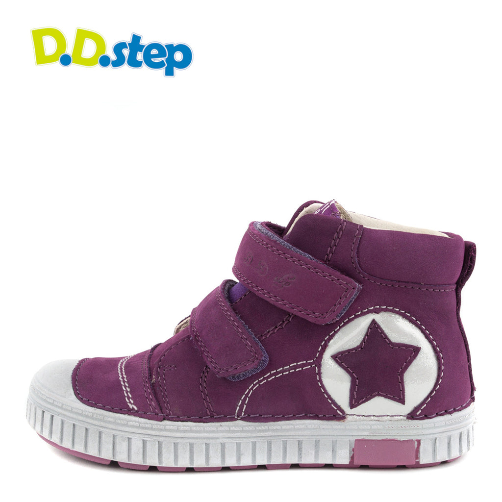 Premium quality high-top shoes with genuine leather lining and upper in purple with star decor and double velcro strap. Thanks to its high level of specialization, D.D. Step knows exactly what your child’s feet need, to develop properly in the various phases of growth. The exceptional comfort these shoes provide assure the well-being and happiness of your child.