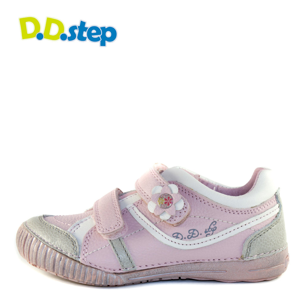 Premium quality shoes with genuine leather lining and upper in baby pink with silver, flower and double velcro strap. Thanks to its high level of specialization, D.D. Step knows exactly what your child’s feet need, to develop properly in the various phases of growth. The exceptional comfort these shoes provide assure the well-being and happiness of your child.