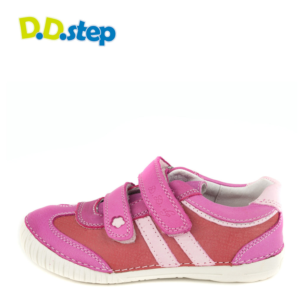 Premium quality shoes with genuine leather lining and upper in dark pink with double velcro strap. Thanks to its high level of specialization, D.D. Step knows exactly what your child’s feet need, to develop properly in the various phases of growth. The exceptional comfort these shoes provide assure the well-being and happiness of your child.
