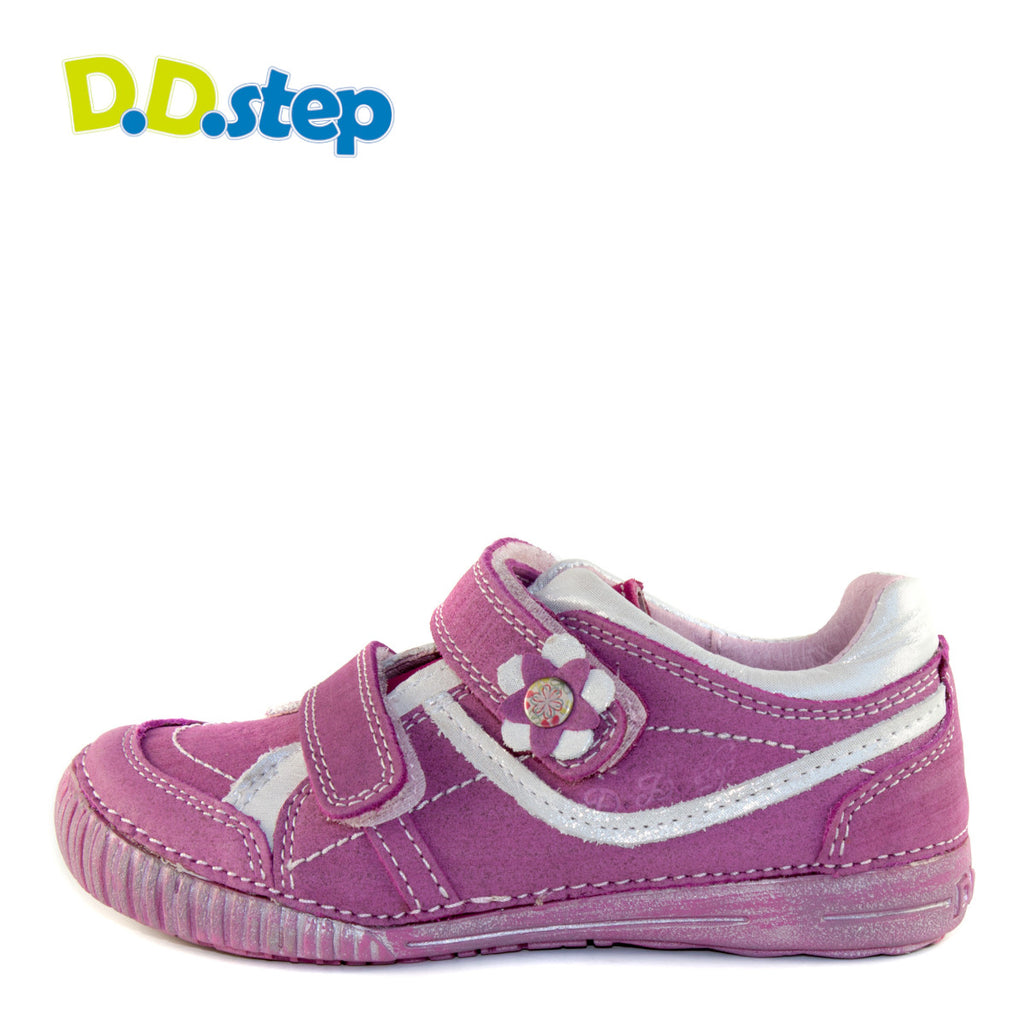 Premium quality shoes with genuine leather lining and upper in dark pink with flower and double velcro strap. Thanks to its high level of specialization, D.D. Step knows exactly what your child’s feet need, to develop properly in the various phases of growth. The exceptional comfort these shoes provide assure the well-being and happiness of your child.