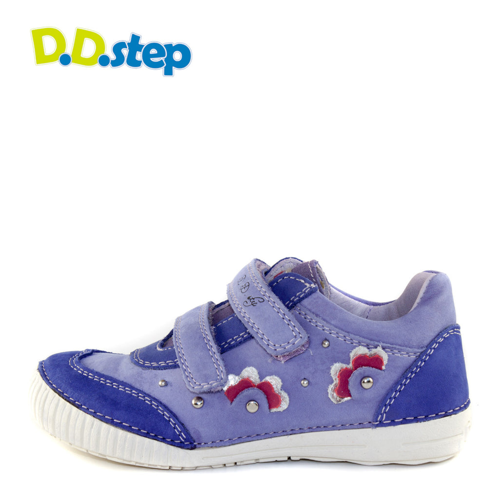 Premium quality shoes with genuine leather lining and upper in purple with red and silver and double velcro strap. Thanks to its high level of specialization, D.D. Step knows exactly what your child’s feet need, to develop properly in the various phases of growth. The exceptional comfort these shoes provide assure the well-being and happiness of your child.